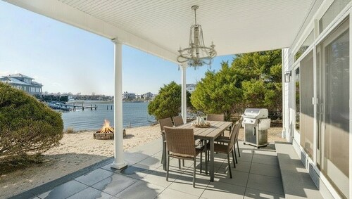 Charming Waterfront Southampton Home, Perfect for Groups