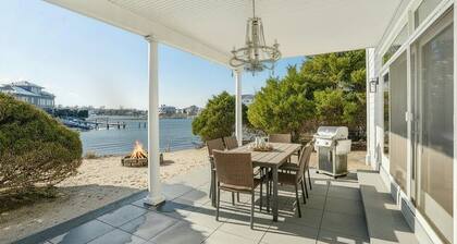Charming Waterfront Southampton Home, Perfect for Groups