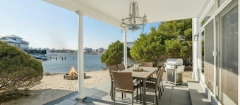Charming Waterfront Southampton Home, Perfect for Groups