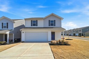 Exterior - Tranquil Home in Newton (Newton)