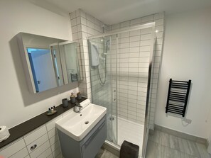 Economy Apartment | Bathroom - The Square Apartments Flat 3 (Swindon)