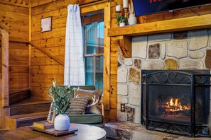 Interior - Fresh Design! Creekside Cabin, Hot Tub, Dollywood! (Sevierville)