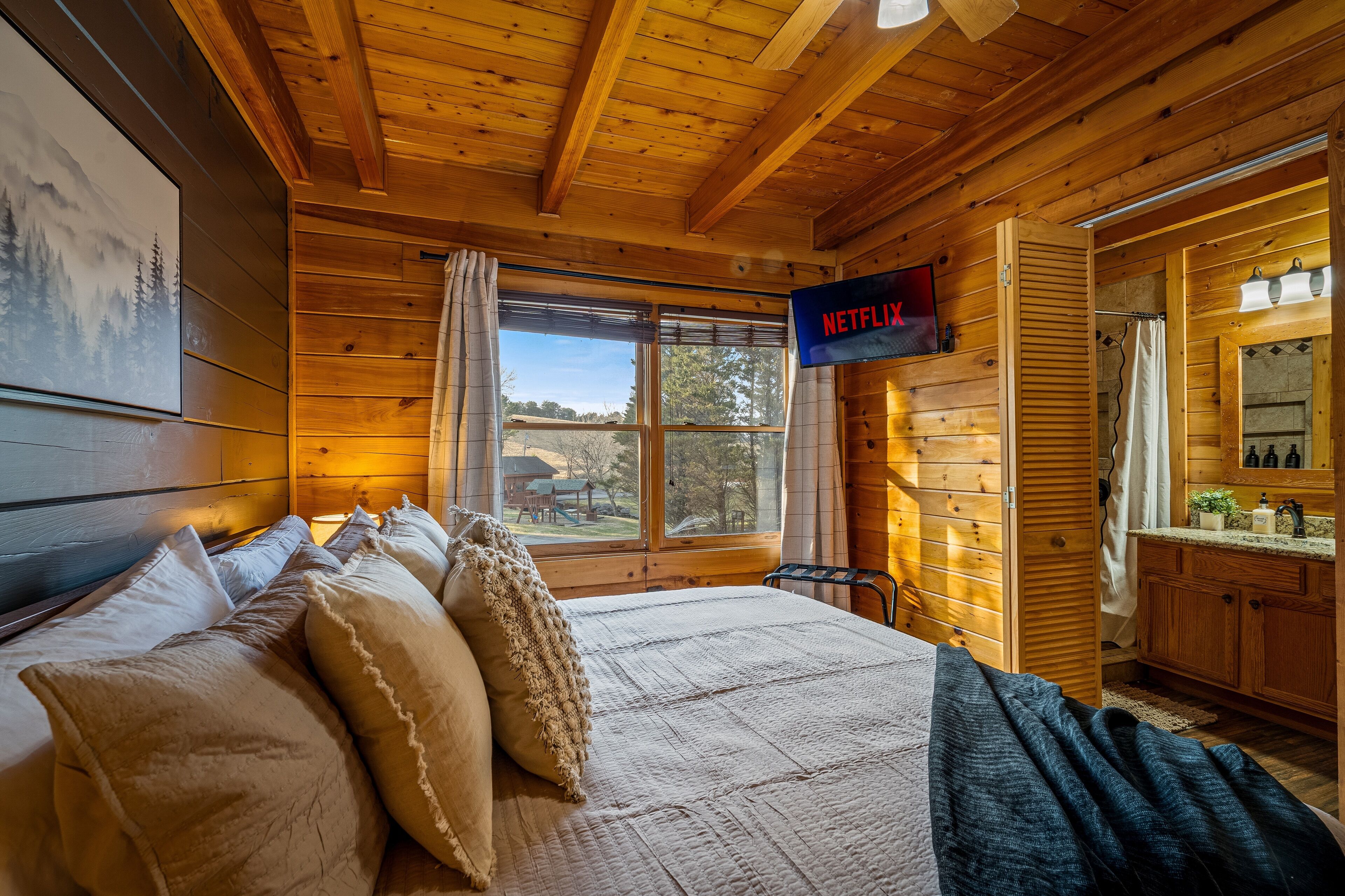 3 bedrooms, travel cot, free WiFi, bed sheets