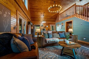 Smart TV, fireplace, video games - Fresh Design! Creekside Cabin, Hot Tub, Dollywood! (Sevierville)