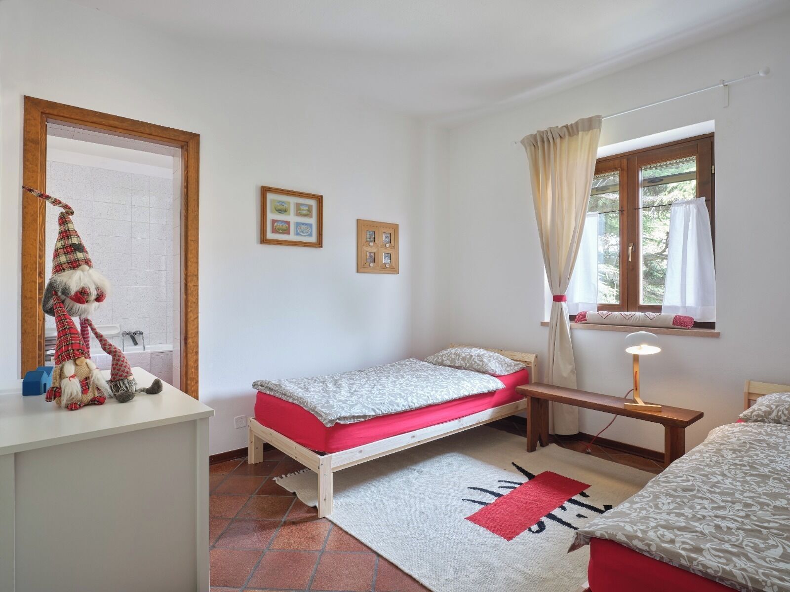 3 slaapkamers, een strijkplank/strijkijzer, wifi, beddengoed