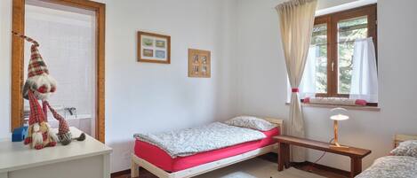 3 slaapkamers, een strijkplank/strijkijzer, wifi, beddengoed