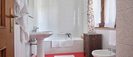 Douche, sèche-cheveux, bidet, serviettes fournies