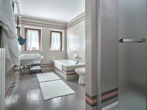 Shower, hair dryer, bidet, towels - SUN, LAKE GARDA SWEET HOME - CASON DEGLI ULIVI (RIVOLI VERONESE)