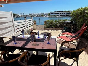 Outdoor dining - Marina Giulina harbor view with jetty (Le Grau-du-Roi)