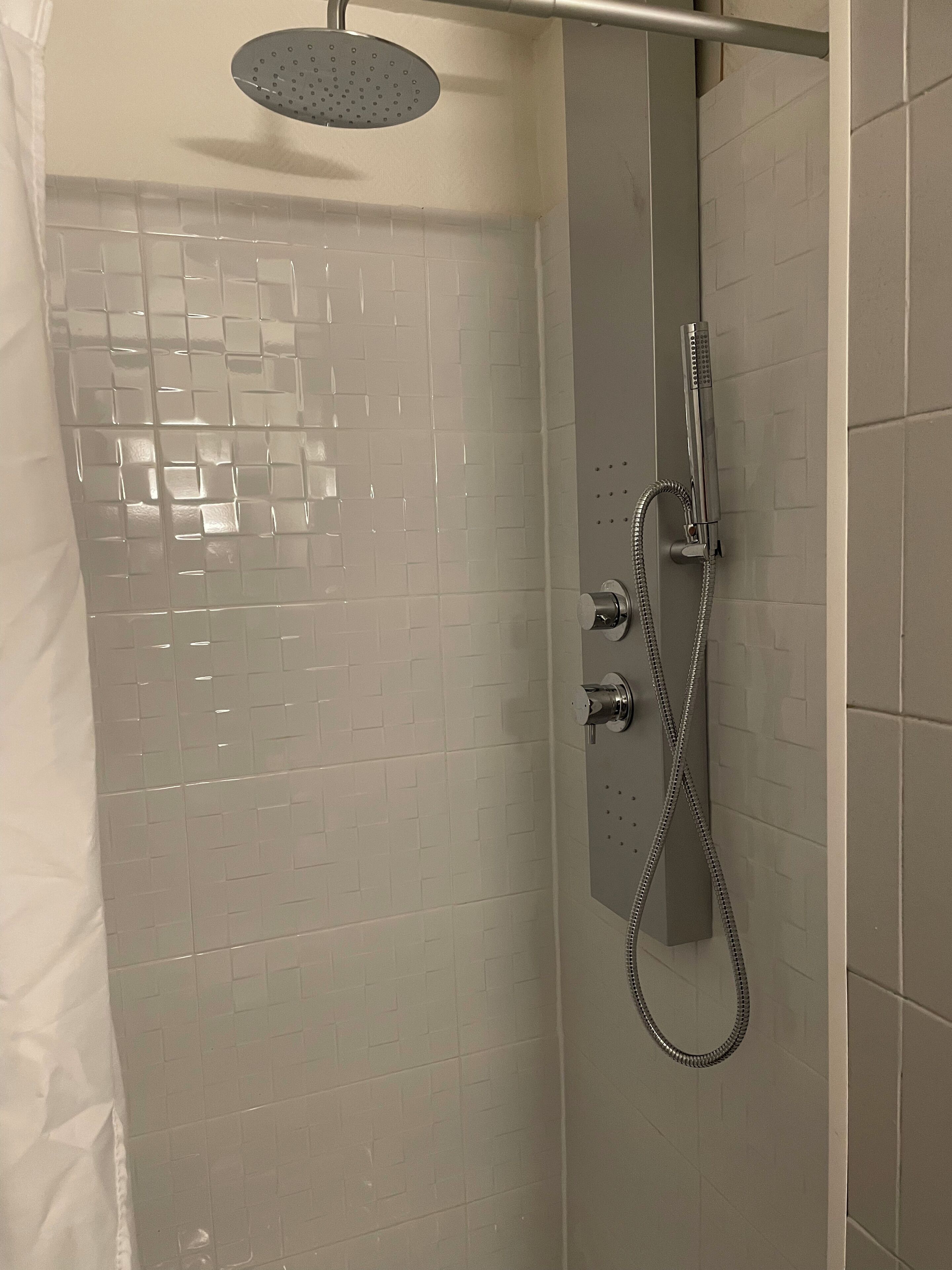 Douche, serviettes fournies, papier toilette