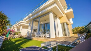 A modern house with a large balcony, a swimming pool, and a well-maintained lawn. - Casa d'Oro neart Vistabella Golf (Orihuela)