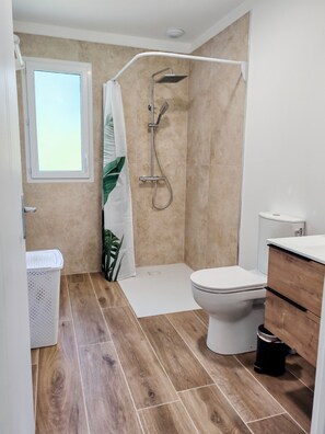 Douche, sĂšche-cheveux, serviettes fournies, savon