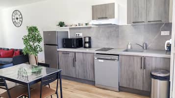 Réfrigérateur, micro-ondes, plaque de cuisson, lave-vaisselle