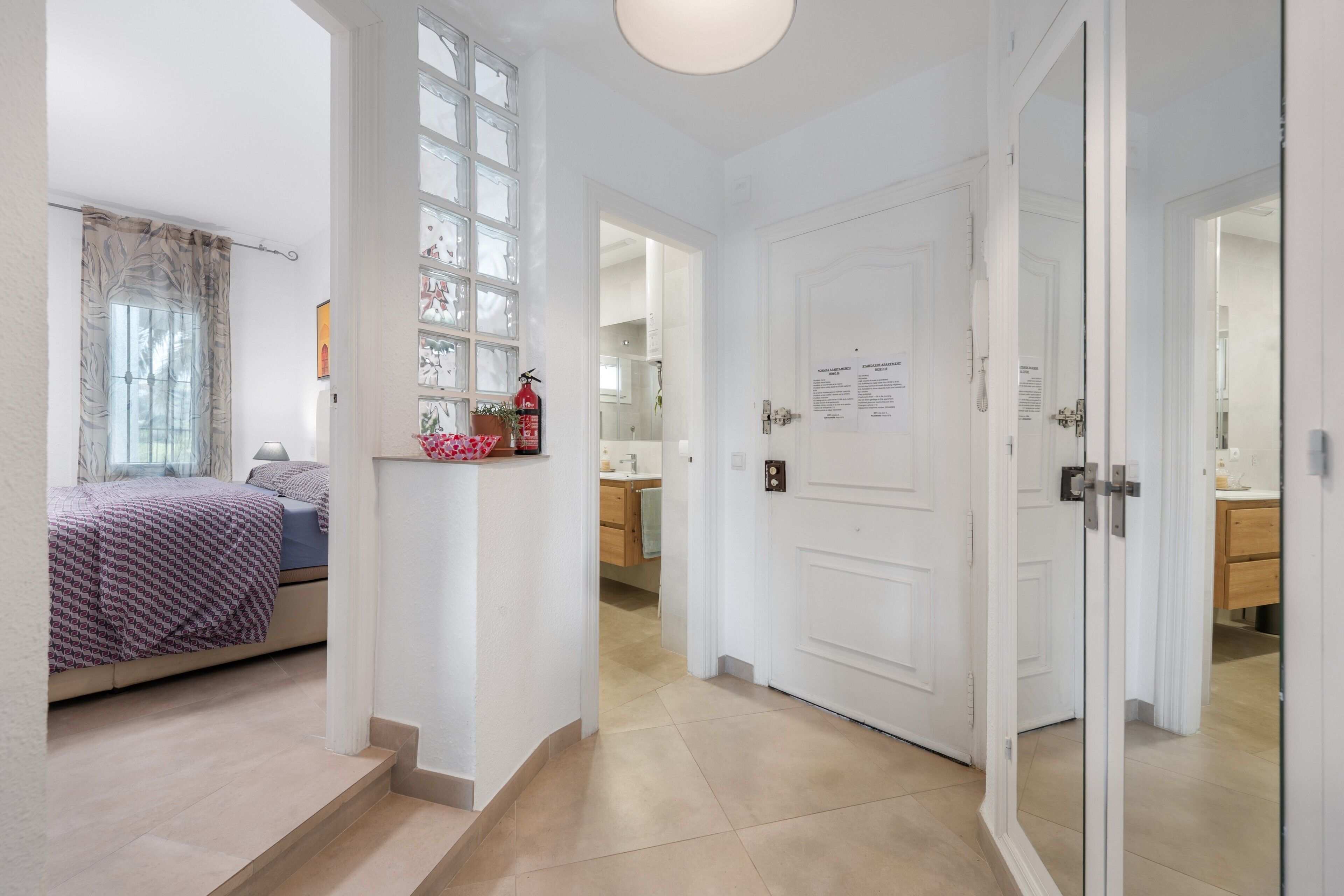 1 slaapkamer, een strijkplank/strijkijzer, wifi, beddengoed