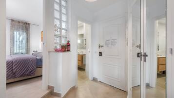 1 slaapkamer, een strijkplank/strijkijzer, wifi, beddengoed