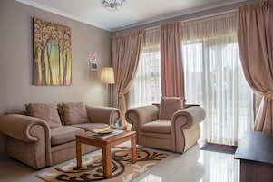 Apartamento conforto, 1 cama de casal | Área de estar