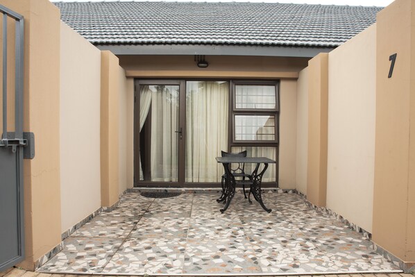 Outdoor dining - Rusty Estate - Self Catering (Witbank)