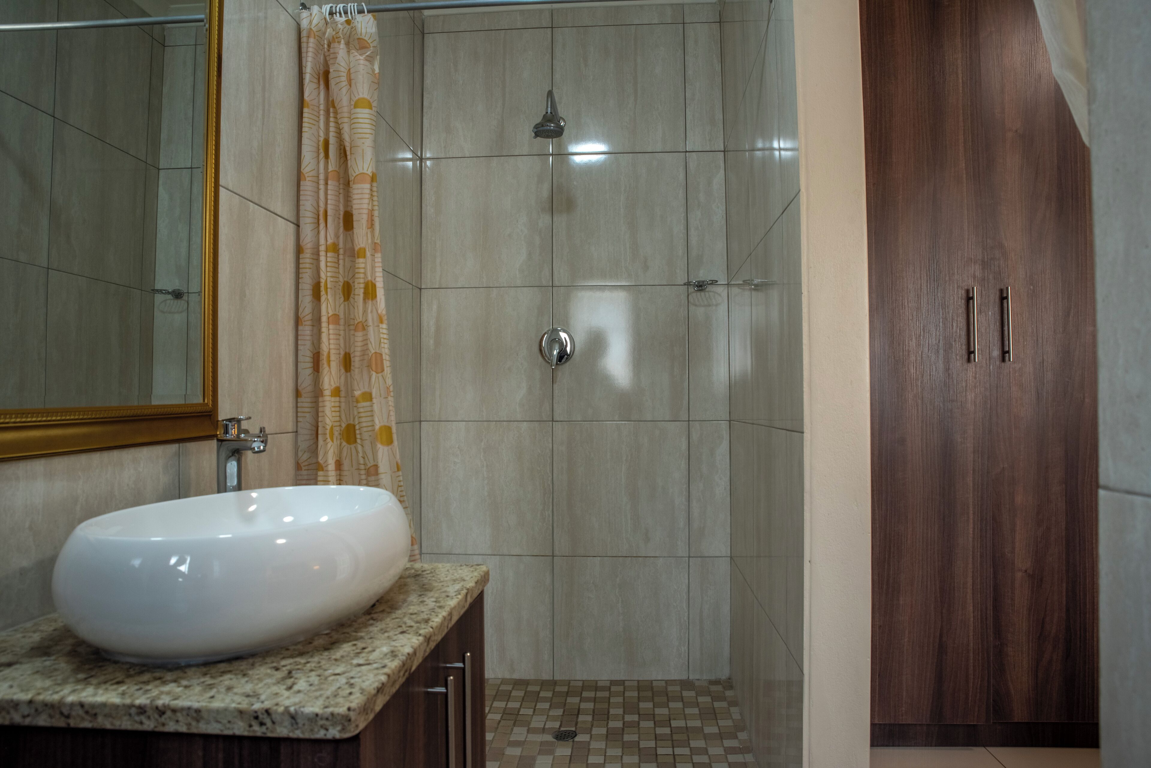 Comfort appartement, 1 tweepersoonsbed | Badkamer | Een bad/douchecombinatie, handdoeken