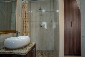 Departamento Confort, 1 cama matrimonial | Baño | Tina con regadera y toallas 
