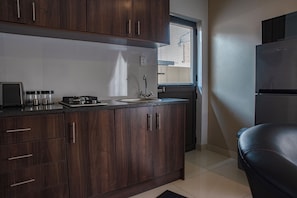 Comfort-lejlighed - køleskab | Privat køkken | Køleskab, mikrobølgeovn, ovn, køkkentøj/tallerkener/redskaber