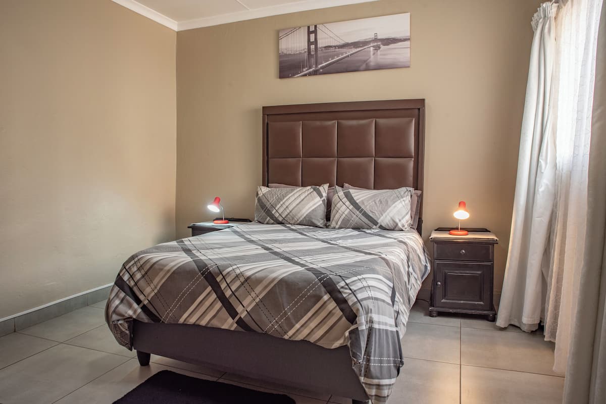 Deluxe Apartment, 2 Bedrooms | Laptop workspace, free WiFi