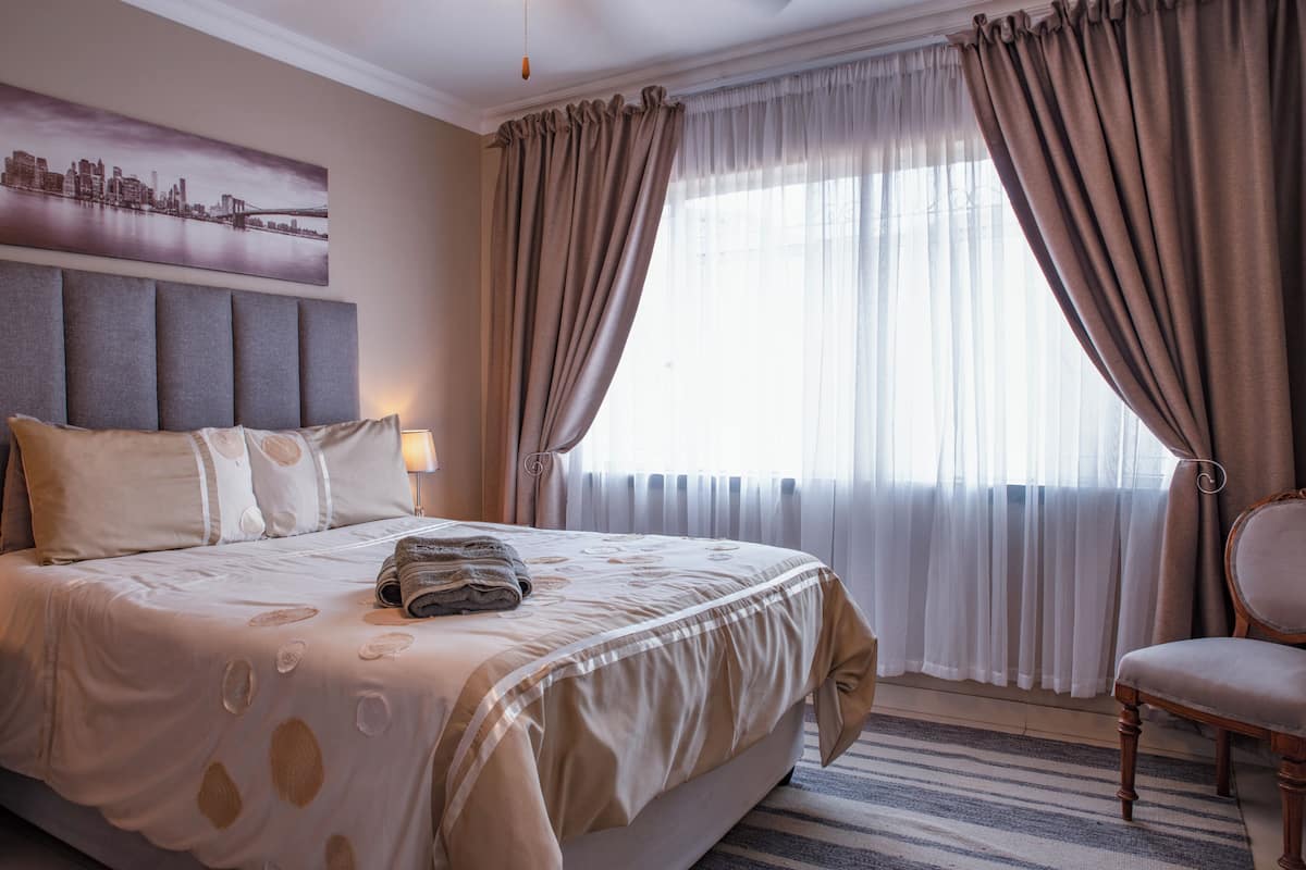 Deluxe Apartment, 1 Queen Bed, Kitchen | Laptop workspace, free WiFi