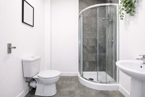 Shower, hair dryer, towels, soap - Relaxing Apt Manchester with Free Parking (Salford)