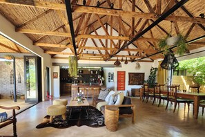 Fireplace - Private home with exquisite mountain views in Cape Winelands (Cape Town)