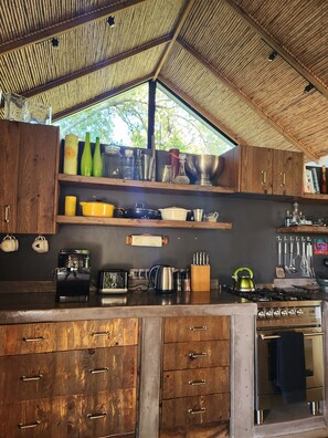 Microwave, oven, stovetop, dishwasher - Private home with exquisite mountain views in Cape Winelands (Cape Town)