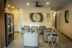 A modern living room with a sofa set, a coffee table, and a TV stand. - Hotel Victoria Monterrey (Monterrey)