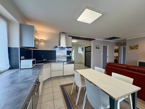Jääkaappi, mikroaaltouuni, uuni, liesi