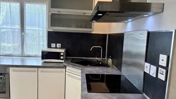 Een koelkast, een microgolfoven, een oven, een kookplaat