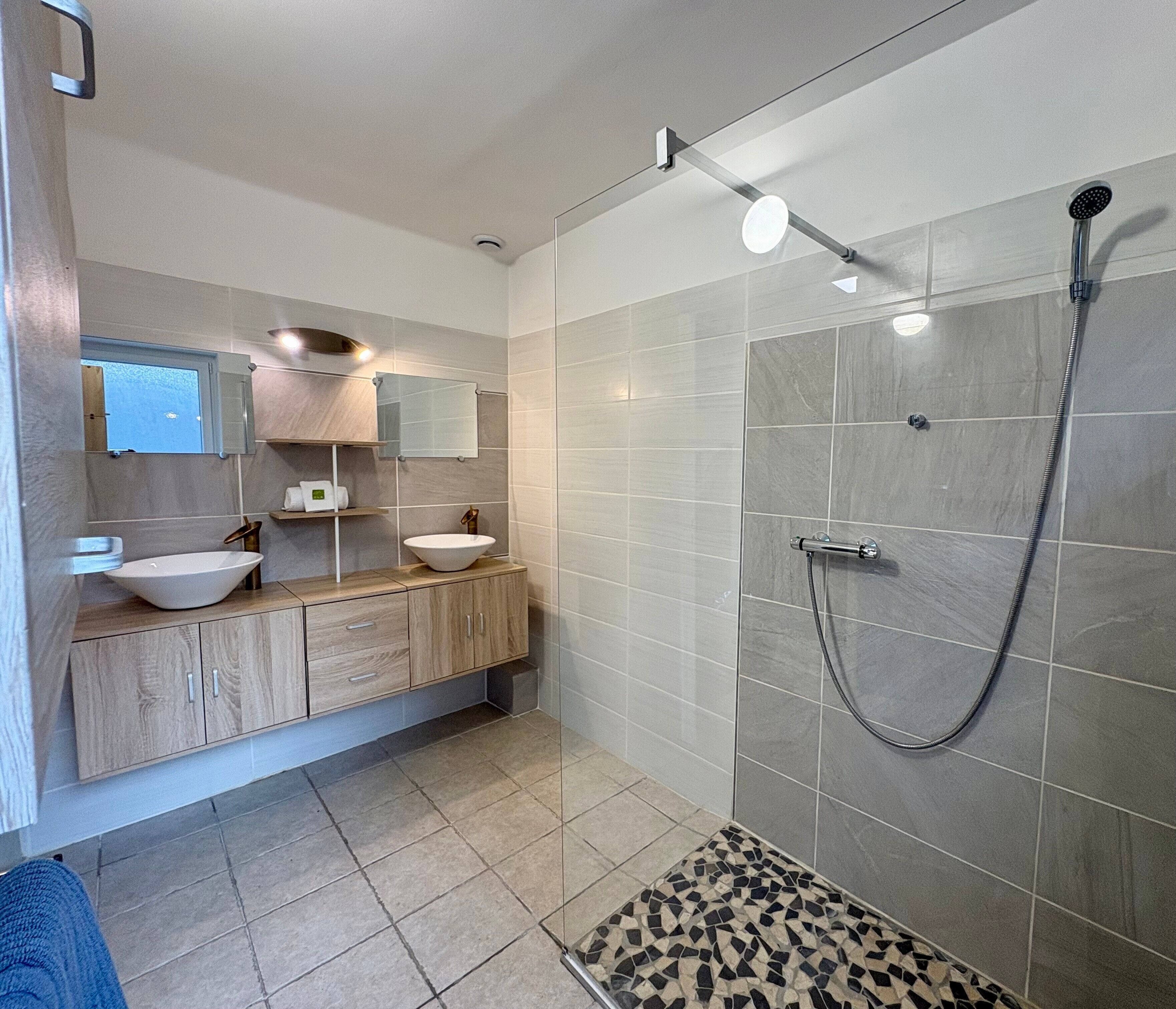 Dusche, Haartrockner, Handtücher