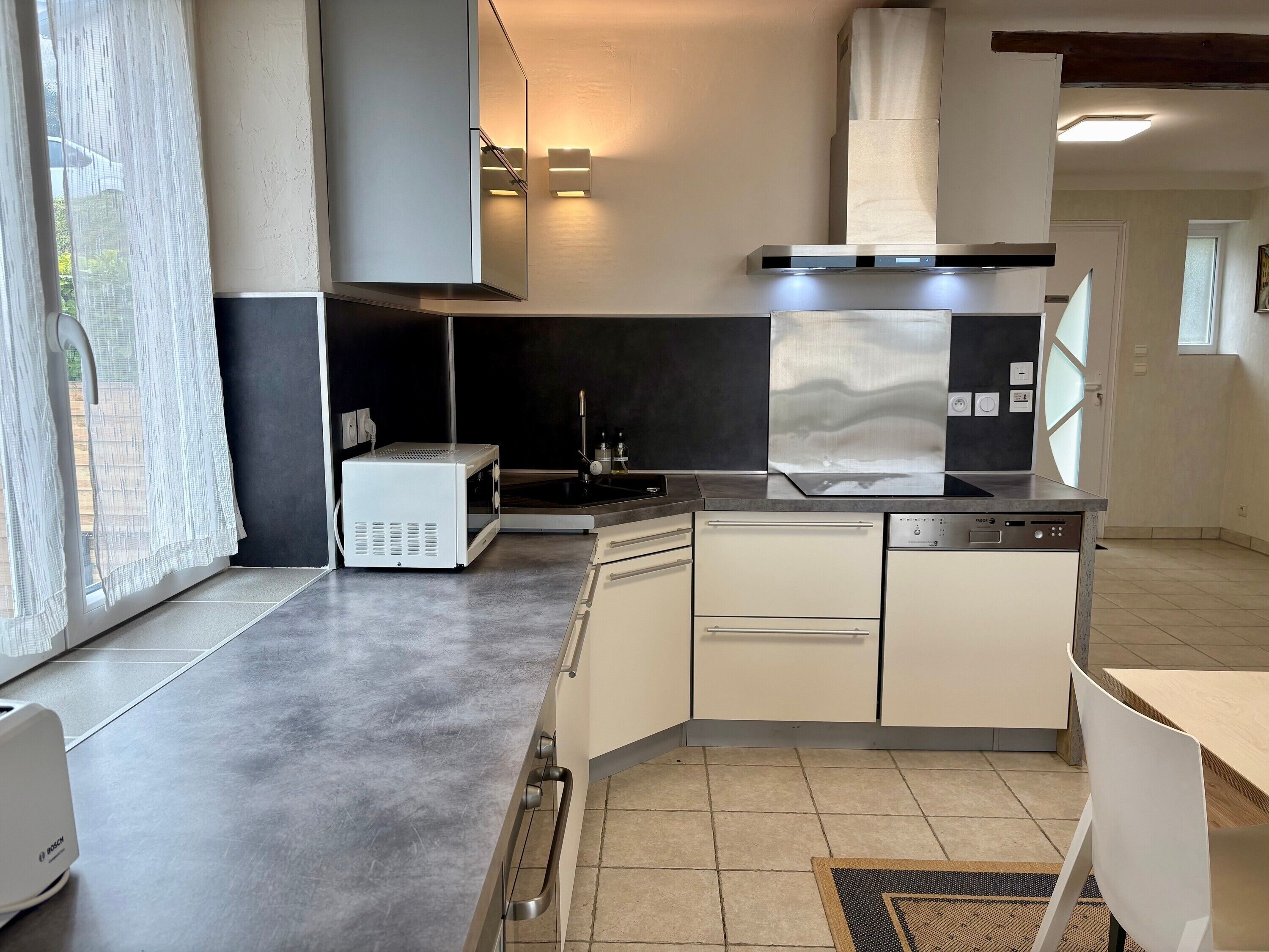 Refrigerador, microondas, horno, placa de cocina