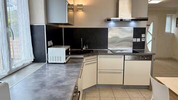 Refrigerador, microondas, horno, placa de cocina