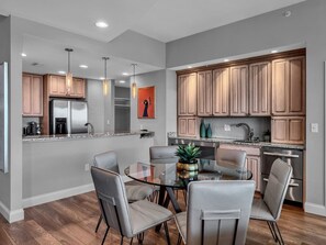 Dining - Luxurious Penthouse with 2/2 and large patio (Orlando)