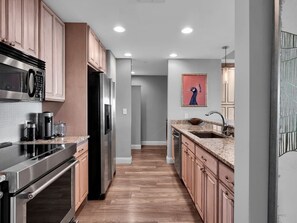 Fridge, microwave, oven, stovetop - Luxurious Penthouse with 2/2 and large patio (Orlando)