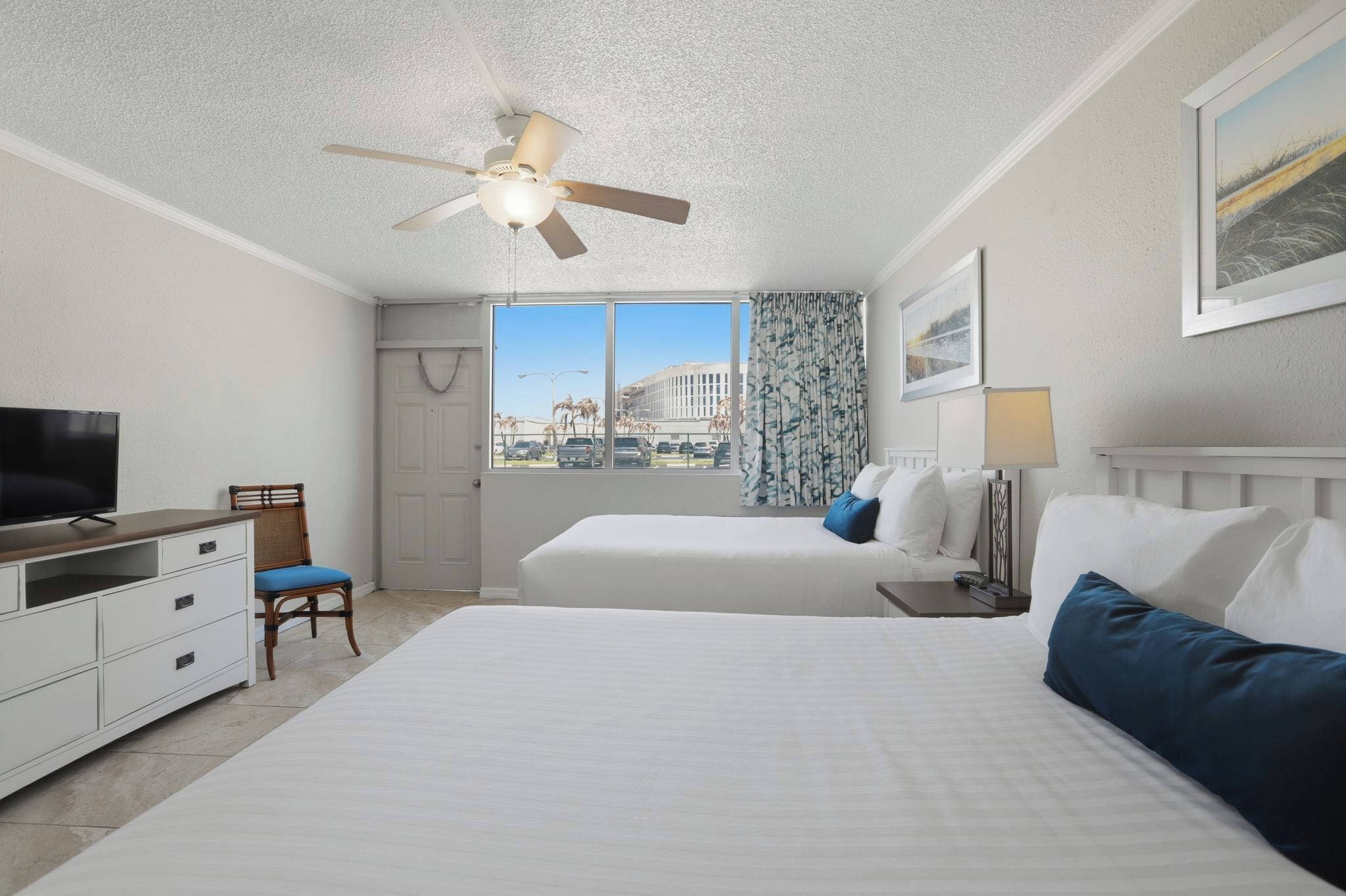 Laptop workspace, iron/ironing board, free WiFi, bed sheets