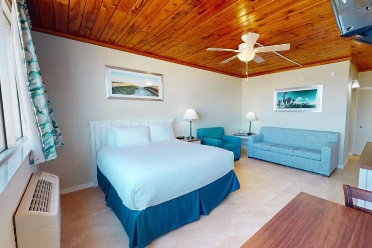 Deluxe Room, 1 Queen Bed with Sofa bed