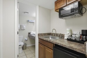 Deluxe Room, 1 Queen Bed with Sofa bed | Bathroom | Hair dryer, towels, soap, shampoo - Ocean Landings Resort and Racquet (Cocoa Beach)