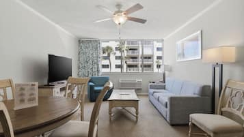 Appartement, 2 slaapkamers | Woonruimte | Een flatscreentelevisie