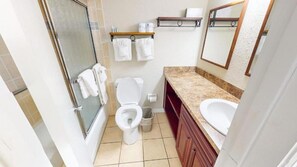 Deluxe Room, 1 Queen Bed with Sofa bed | Bathroom | Hair dryer, towels, soap, shampoo - Ocean Landings Resort and Racquet (Cocoa Beach)