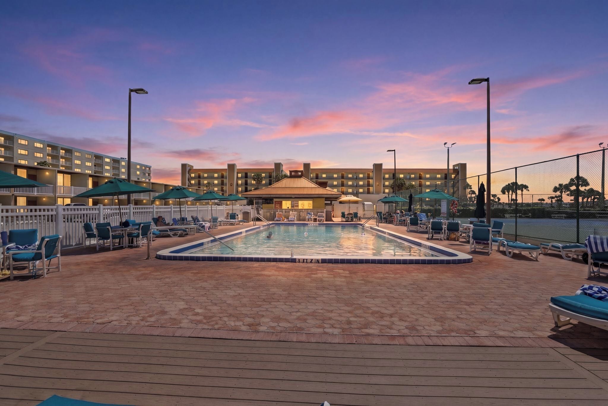 2 من حمّامات السباحة الخارجية، مظلات على حمّام السباحة، مقاعد للتشمس