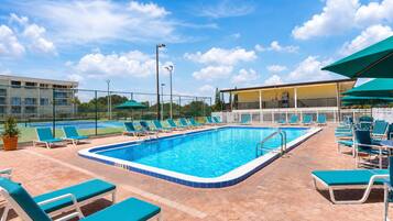 2 piscinas al aire libre (de 09:00 a 22:00), sombrillas, tumbonas