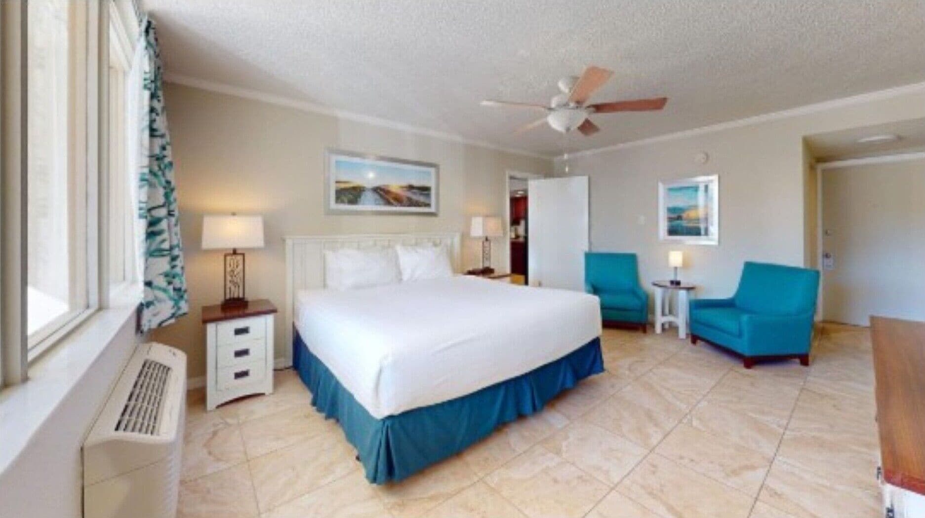 مساحة عمل للكمبيوتر المحمول ومكواة/لوح كي وواي فاي مجانًا