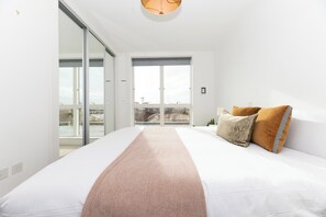 2 bedrooms, iron/ironing board, free WiFi, bed sheets - Spacious 1BR with Terrace Near Notting Hill - Pass the Keys (London)