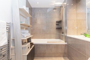 Hair dryer, towels - Spacious 1BR with Terrace Near Notting Hill - Pass the Keys (London)