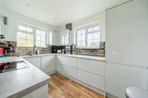 Fridge, microwave, oven, dishwasher - Surrey's Charming Modern Maisonette with Parking - Pass the Keys (Weybridge)