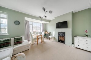 TV, books - Surrey's Charming Modern Maisonette with Parking - Pass the Keys (Weybridge)