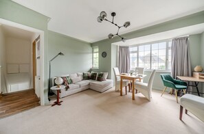 TV, books - Surrey's Charming Modern Maisonette with Parking - Pass the Keys (Weybridge)